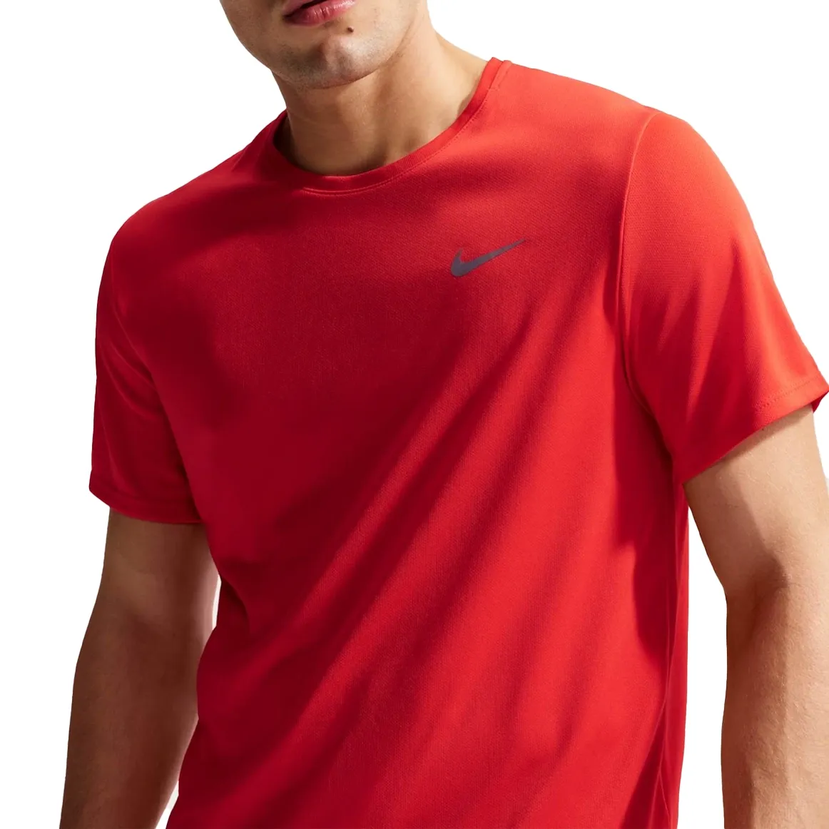 Camiseta masculina Nike vermelha vista frontal em ambiente claro